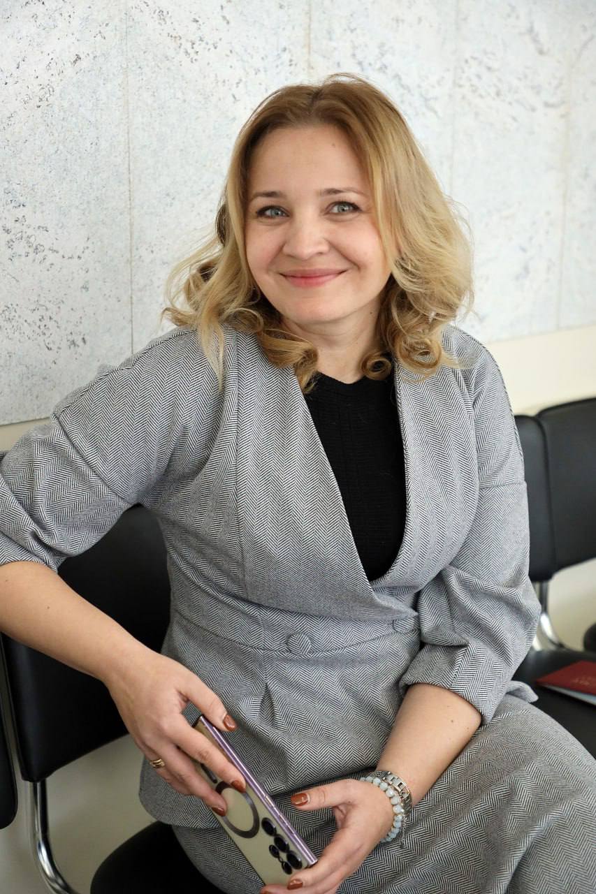 Олена Спольська, докторка філософії за спеціальністю 025 музичне мистецтво, тепер і доцентка кафедри. Olena_Spolska_doktorka_filosofii_za_spetsialnistiu_025_muzychne_mystetstvo_teper_i_dotsentka_kafedry.